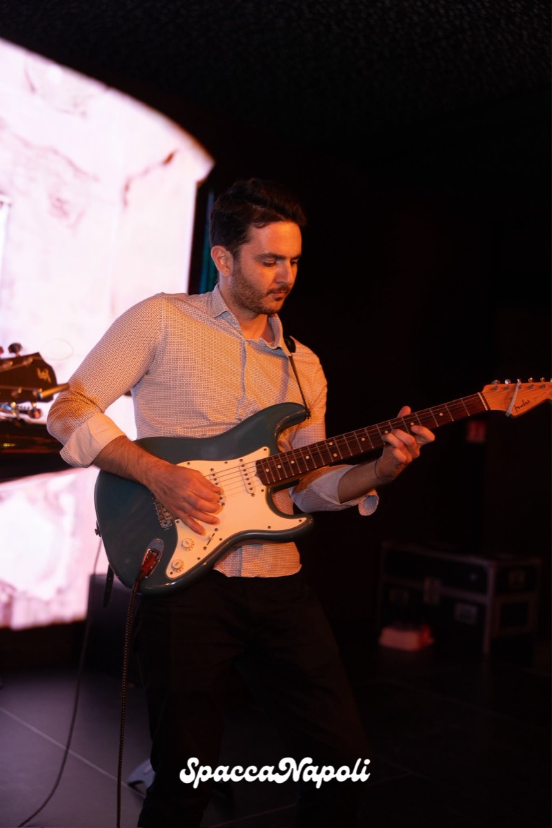 Chitarrista elettrico della band SpaccaNapoli sul palco