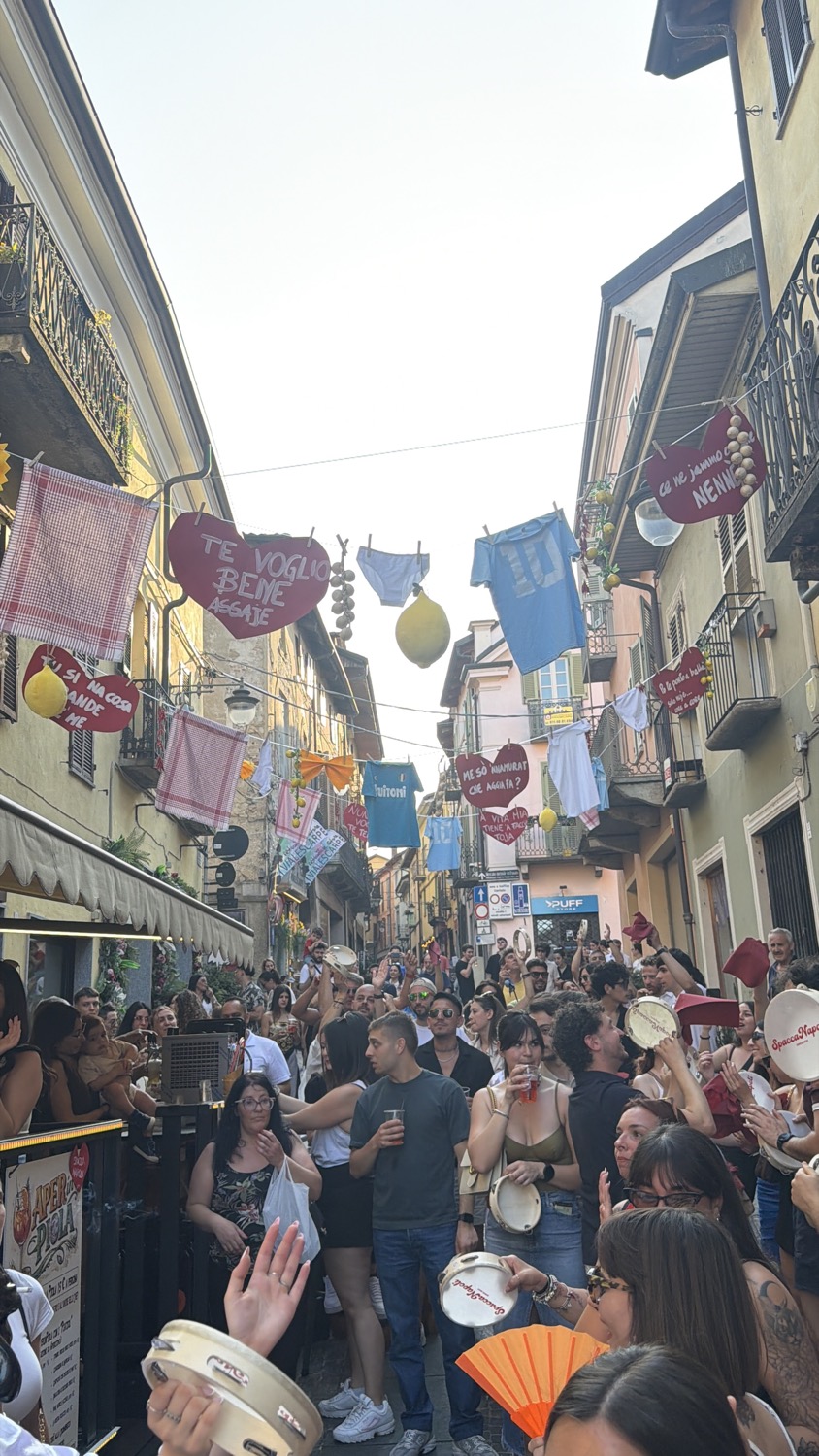 La folla in strada che alza i tamburelli e i ventagli